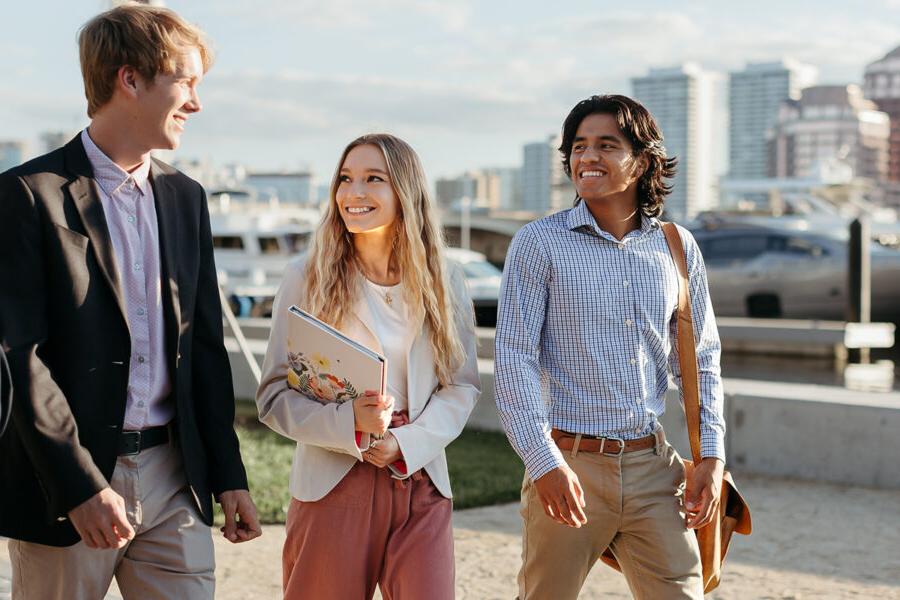 三名PBA学生走在西<a href='http://1q.businessflowerdelivery.com'>推荐全球最大网赌正规平台欢迎您</a>的海岸间水道附近.